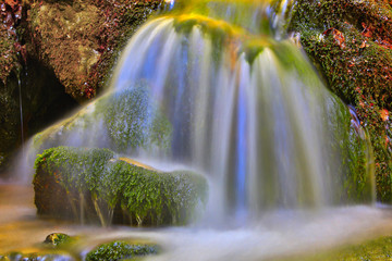 Obraz na płótnie Canvas waterfall on green stones