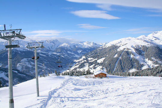 Sessellift und Berge mit Skihütte