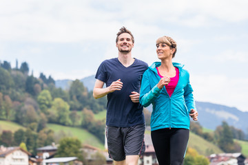 Paar macht Sport bei Jogging in den Bergen