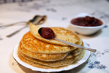 Блины на тарелке и варенье