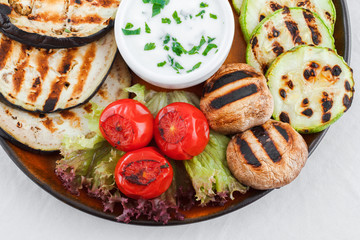 Grilled vegetables with garlic dip