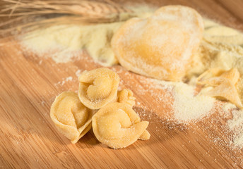 Tortellini freschi con della semola e spiga di grano