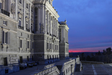 Fototapeta na wymiar Le Palacio Real de Madrid à l'heure bleue
