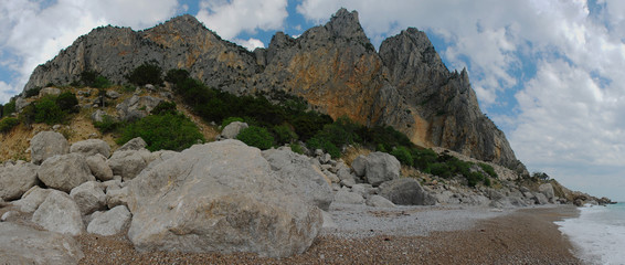 Панорама скалистого побережья © vitaliiaberestok