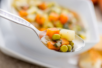 Minestrone  di verdure servito nella scodella