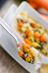 Minestrone  di verdure servito nella scodella