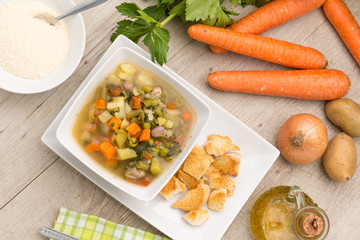 Minestrone  di verdure servito nella scodella
