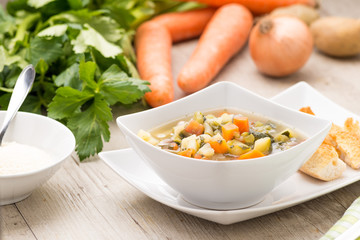 Minestrone  di verdure servito nella scodella