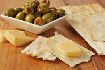 Gouda cheese with crackers