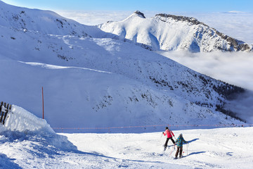Fototapeta na wymiar Zima w polskich Tatrach, narciarze na zboczu Kasprowego