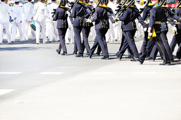 Obraz premium Marching soldiers in parade uniforms and sunshine