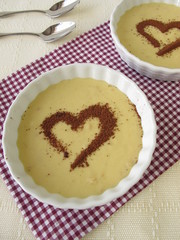 Tiramisu Dessert mit einem Herz aus Kakao