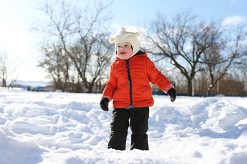 Fototapeta na wymiar Little child in winter