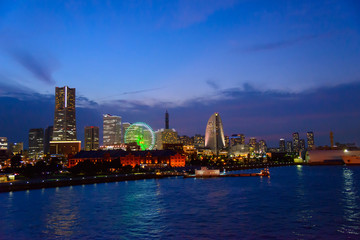 Fototapeta premium Wieżowce w Minatomirai, Jokohama w półmroku