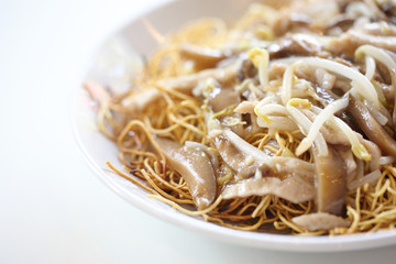 Crispy egg noodles with pork