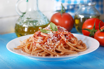 fettuccine al pomodoro con ingredienti intorno