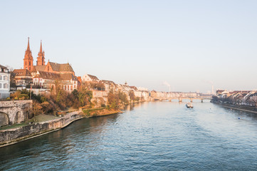 Basel, Altstadt, Stadt, Altstadthäuser, Rhein, Rheinbrücke, Rheinufer, Basel-Stadt, Winter, Morgensonne, Rheinschifffahrt, Schweiz