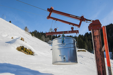 Milchcontainer an einer Transportseilbahn, Obwalden, Schweiz