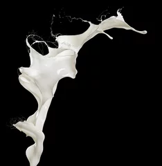Rolgordijnen zonder boren Milkshake vliegende spattende melk geïsoleerd op zwarte achtergrond