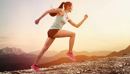 Afwasbaar Fotobehang Joggen Jonge vrouw jogger loopt op de berg
