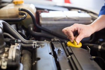 Obraz premium Mechanic working under the hood