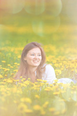 Freudige frau im blumenfeld 