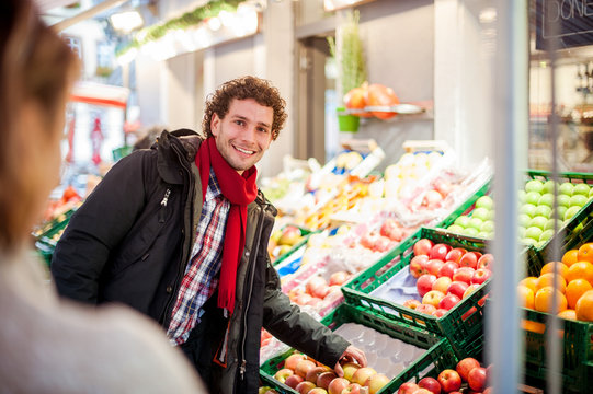 Junger Mann einkaufen Obst Gemüse Diät Gesund Model