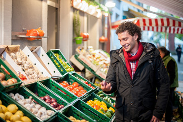 Junger Mann einkaufen Obst Gemüse Diät Gesund Model
