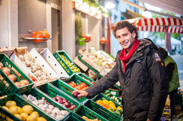 Junger Mann einkaufen Obst Gemüse Diät Gesund Model