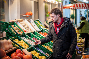 Einkaufen Junger Mann Gemüse und Obst Diät Gesund