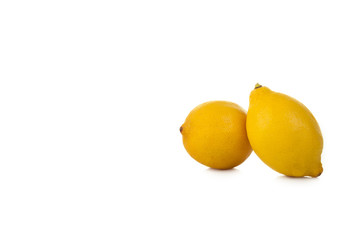 Zweit Zitronen auf einem weißen Hintergrund