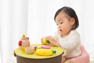 おままごとをする子供