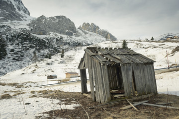 Obraz na płótnie Canvas Abandoned barn in the mountains