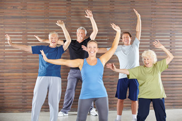 Senioren turnen und tanzen im Fitnesscenter