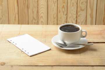 Taza de café, con fondo de madera