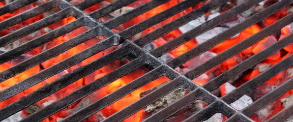 Crédence de cuisine en verre imprimé Grill / Barbecue Barbecue vide et charbons ardents
