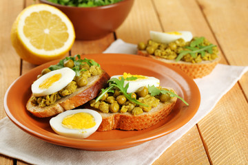 Sandwiches with green peas paste and boiled egg