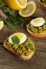 Sandwiches with green peas paste and boiled egg