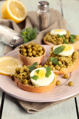 Sandwiches with green peas paste and boiled egg