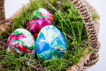 drei Ostereier in einem Korb mit Moos