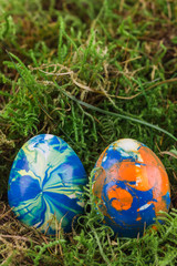 Zwei Ostereier im Moos