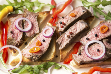 Sliced roast beef with vegetables