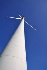 Eolienne avec ses pales arrêtées sur fond de ciel bleu