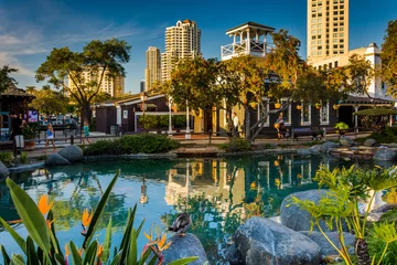 Zelfklevend Fotobehang Pond and buildings at Seaport Village, in San Diego, California. © jonbilous