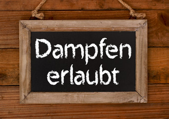 Dampfen erlaubt / Schild mit Holzhintergrund