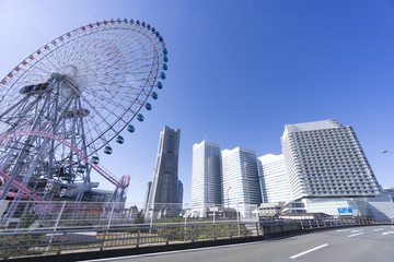 横浜みなとみらい21　快晴青空　見上げる