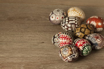 Obraz premium Easter eggs on wooden background