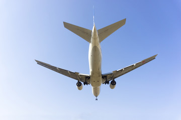 青空を飛行する旅客機