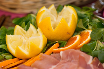 Limone con contorno di arancia e valeriana