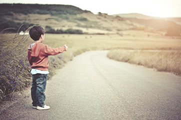 niño en la carretera